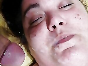 Baculatá dívka se po sexu zamotá s výstřikem na obličej